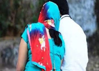 फ्लाइट से चॉकलेट खिलाने दिल्ली से पटना पहुंचा प्रेमी, खिलाया फिर कर दी पिटाई, जानिए   