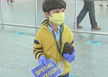 3 महीने बाद मां से मिला 5 साल का विहान, फ्लाइट में अकेला सफर कर पहुंचा बेंगलुरु