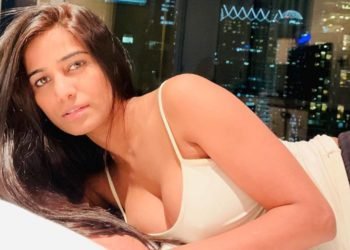 लॉकडाउन में पूनम पांडे को अपने बॉयफ्रेंड के साथ BMW में घूमना पड़ा महंगा, पुलिस ने किया गिरफ्तार