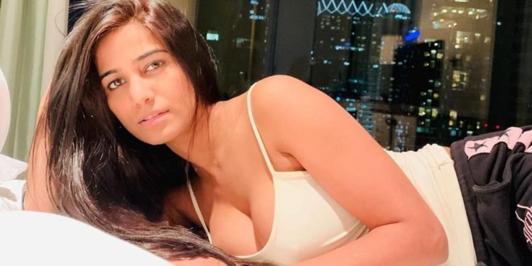 लॉकडाउन में पूनम पांडे को अपने बॉयफ्रेंड के साथ BMW में घूमना पड़ा महंगा, पुलिस ने किया गिरफ्तार