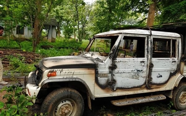 चाईबासा में भाकपा माओवादियों का आतंक, वन कार्यालय को विस्फोट कर उड़ाया