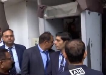 arvind Kejriwal crime branch- the varta, arvind kejriwal, delhi cm kejriwal, arvind kejriwal cm, delhi cm, अरविन्द केजरीवाल, arvind kejriwal hindi, delhi crime branch, crime branch team in cm house