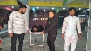 चतरा सड़क हादसा: बारात से लौट रही कार पेड़ से टकराई, एक की मौत, चार गंभीर घायल