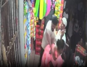 बागबेड़ा में शराब माफिया द्वारा महिला पर अत्याचार, जमशेदपुर महिला हमला, शराब माफिया, महिला पर अत्याचार, झारखंड पुलिस कार्रवाई, सोशल मीडिया वायरल वीडियो, बागबेड़ा, Jamshedpur, Woman harassment, Alcohol mafia, Bagbera police, Jharkhand crime, Women safety, Viral video, Public outrage, Street harassment, Assault on woman