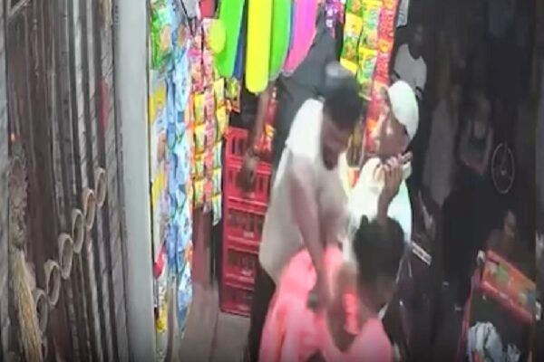 बागबेड़ा में शराब माफिया द्वारा महिला पर अत्याचार, जमशेदपुर महिला हमला, शराब माफिया, महिला पर अत्याचार, झारखंड पुलिस कार्रवाई, सोशल मीडिया वायरल वीडियो, बागबेड़ा, Jamshedpur, Woman harassment, Alcohol mafia, Bagbera police, Jharkhand crime, Women safety, Viral video, Public outrage, Street harassment, Assault on woman